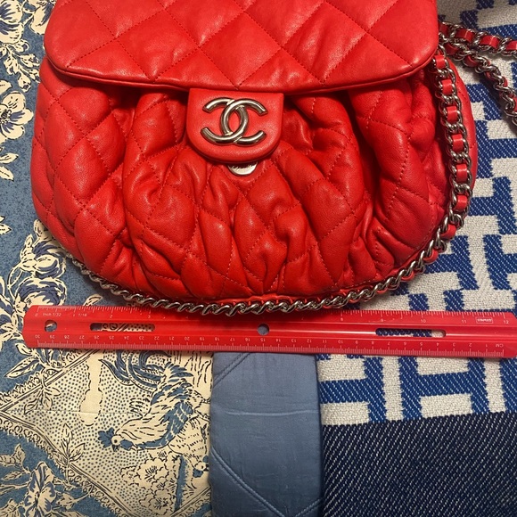 Red color chains around Medium size,interlocking CC logo silver tone hardware . - Picture 3 of 13